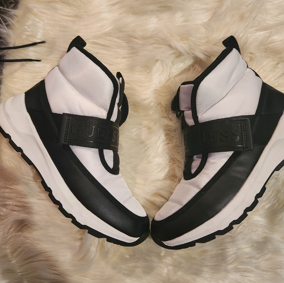 White and Black Guess factory boots. Size 8.5 - Picture 5 of 6